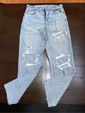 American Eagle Outfitters Light Wash Distressed Boyfriend Jeans